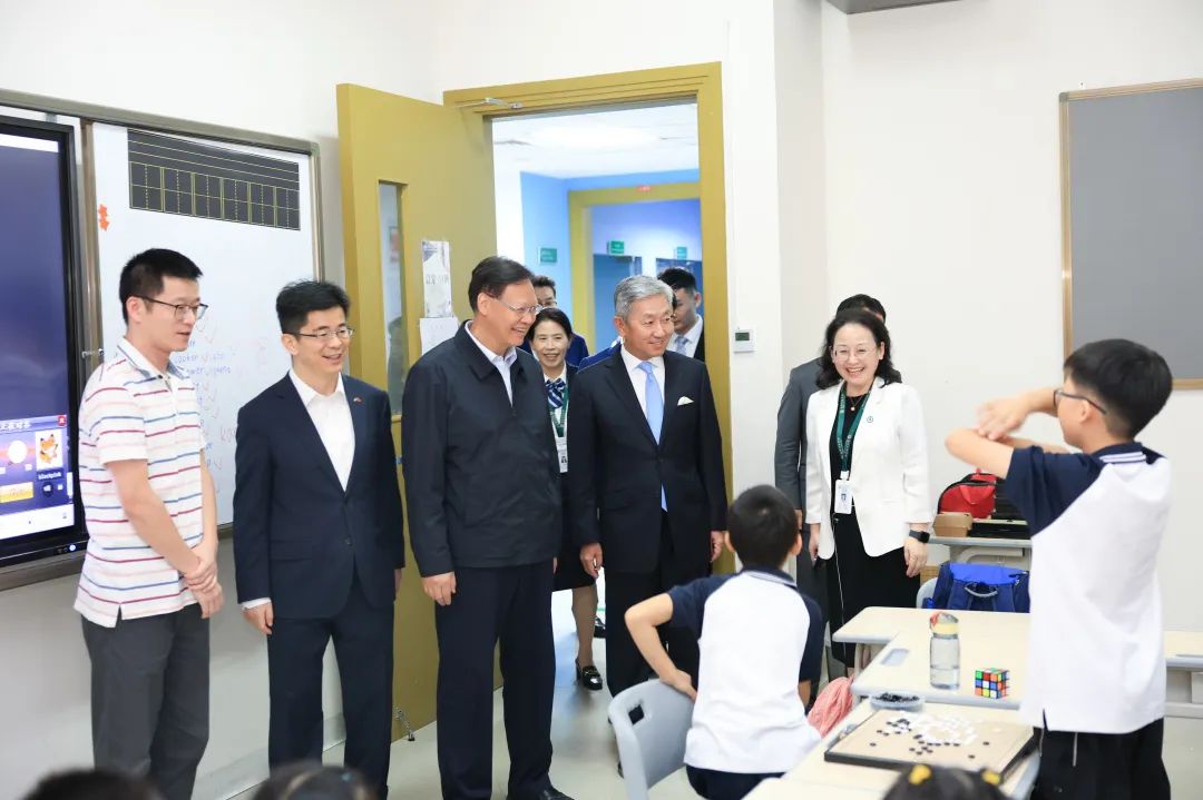 中国外交部徐飞洪部长助理赴迪拜中国学校调研指导