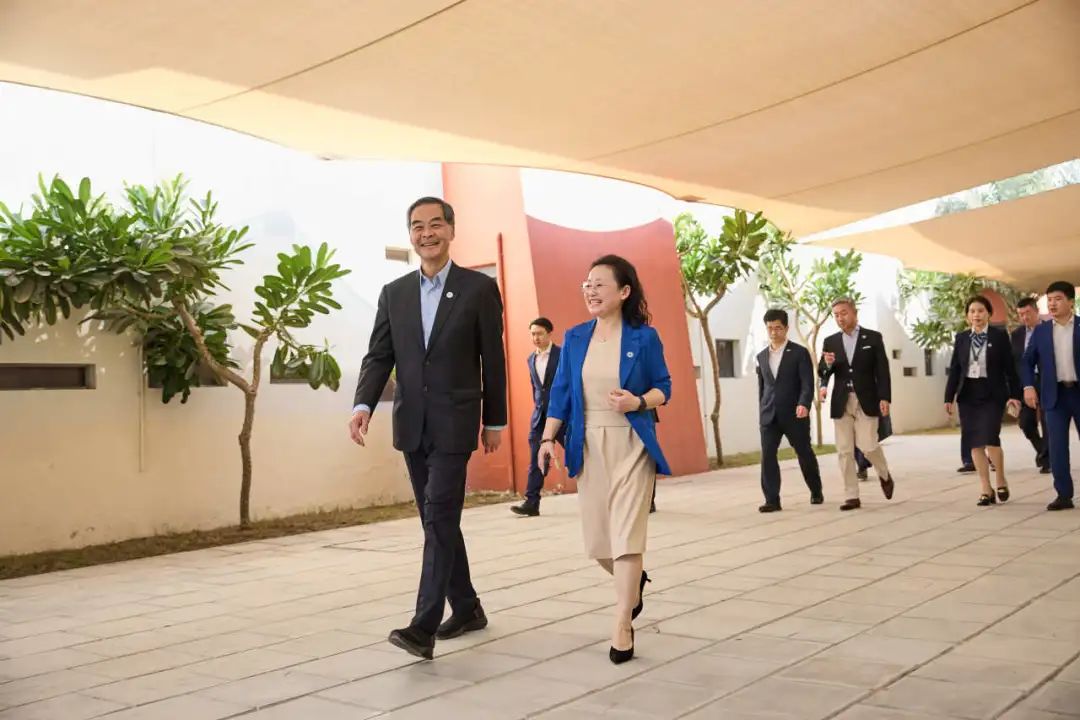 全国政协副主席梁振英赴迪拜中国学校视察指导