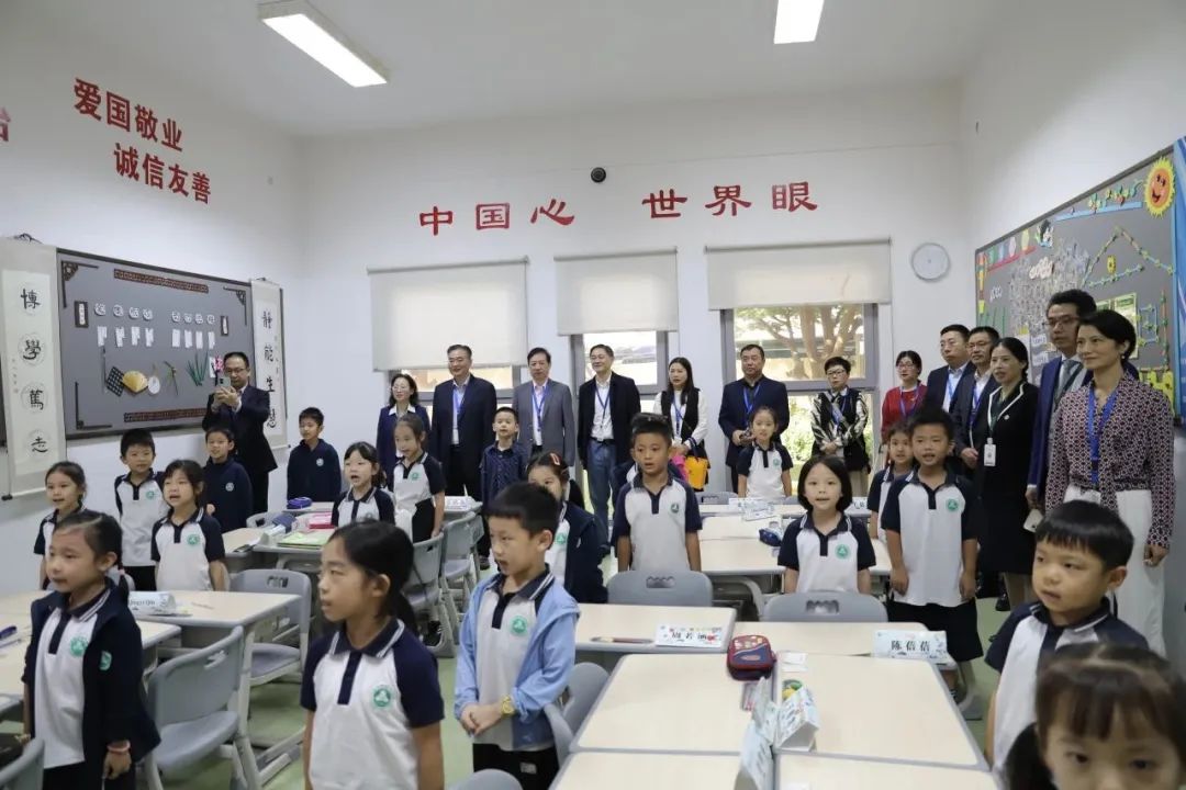 浙江省工商联蔡晓春副主席一行赴迪拜中国学校参观指导