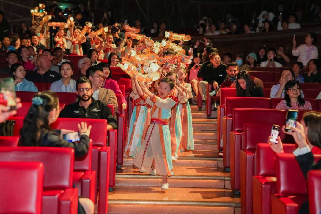 温暖迎春•共庆中国年超燃迪拜中国学校学子亮相阿联酋华人春晚大舞台