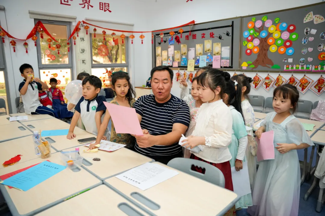 迪拜中国娃喜庆蛇年,欢乐游园会嗨翻全场