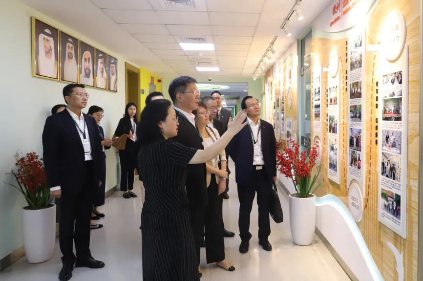 云滇书香飘迪拜,瓦猫墨韵系深情云南省政府代表团来校参观调研