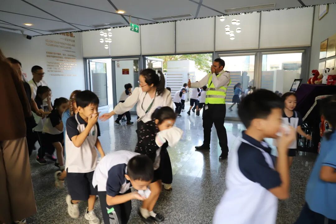 以练筑盾迪拜中国学校消防 校车联合演练,筑牢安全防线